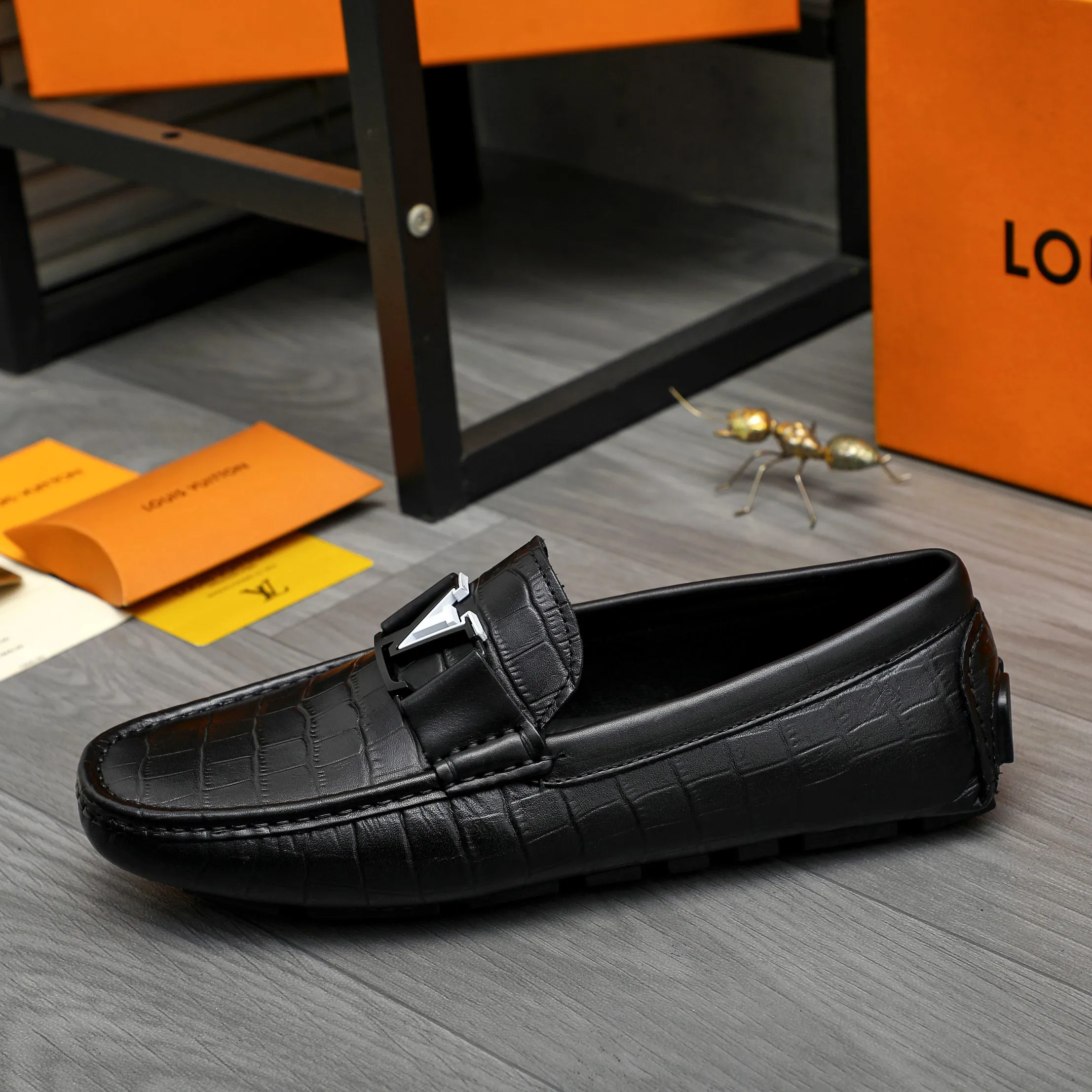 Men's shoes 💰p420 Product trademark: LV "Louis Vuitton" casual slip-on men's shoes Regular size: 38-44 Product material: Selected stone grain cowhide upper, sheepskin lining, original rubber outsole